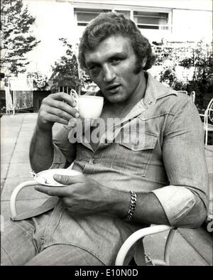 Lug. 03, 1973 - Joe Bugner appoggiata al suo London Hotel Joe Bugner British European Heavyweight Champion che ha perso i punti da ex World Heavyweight Champion Joe Frazier a Earls Court la notte scorsa, è stata appoggiata al suo albergo questa mattina. Mostra fotografica di:- Joe Bugner visto gustando una tazza di the presso il Kensington Close Hotel questa mattina. Foto Stock