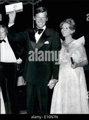 Lug. 07, 1973 - La Premiere del nuovo film di James Bond film ''vivi e lascia morire.: Princess Anne la notte scorsa hanno partecipato al royal premiere del nuovo film di James Bond. ''Vivi e lascia morire'', all'Odeon Leicester Square. Mostra fotografica di Roger Moore, il nuovo James Bond e star del film, visto arrivare per la premiere con sua moglie. Foto Stock