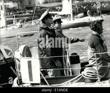 Agosto 08, 1973 - Duca di Edimburgo e il principe Andréj Yachting a Cowes: il Duca di Edimburgo e il principe Andréj era a bordo della barca in prestito Yeoman XIX a Cowes oggi a competere in Britannia Cup. La foto mostra entrambi indossano cappucci di picco, il Duca di Edimburgo e il principe Andréj sono illustrati a bordo Yeoman XIX nel Solent oggi. Foto Stock