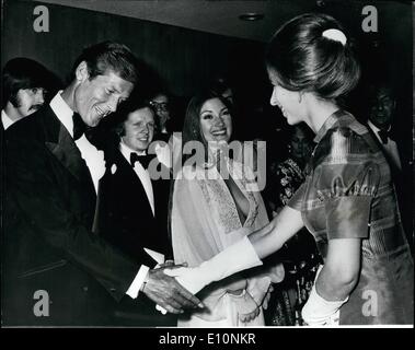 Lug. 07, 1973 - Princess Anne assiste premier di ''vivi e lascia morire'': Princess Anne la notte scorsa ha partecipato alla premiere di l'ultimo film di James Bond ''vivi e lascia morire'', all'Odeon Leicester Square. Le stelle del film sono Roger Moore e Jane Seymour. La foto mostra il Princess Anne incontra Roger Moore e Jane Seymour, che svolgono un ruolo di primo piano nel film quando ha frequentato la scorsa notte di Premiere. Appena dietro a Richard Attenborough del figlio Michael, che è Miss Seymour's marito. Foto Stock