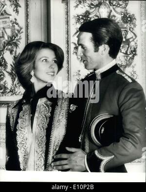 Nov. 06, 1973 - HRH Principessa Anna e del Capitano Mark Philips; il matrimonio di S.A.R. la principessa Anne e il Capitano Philips del Queen's Dragoon Guards avrà luogo il 14 Novembre - 1973 presso l'Abbazia di Westminster. Princess Anne indossa un nero camicia di seta e pantaloni con un nero e oro caftan, Pearl e Diamond set orecchini in oro. Capitano di Philips è nel disordine Kit di reggimento. La fotografia è stata scattata nella Crimson Drawing Room al Castello di Windsor. Foto Stock