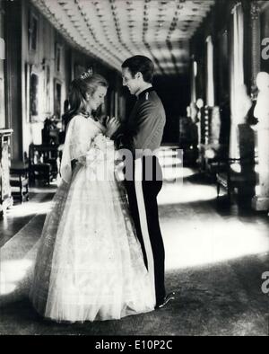 Nov. 06, 1973 - HRH Principessa Anna e del Capitano Mark Philips: il matrimonio di S.A.R. la principessa Anne e il Capitano Philips del Queen's Dragoon Guards avrà luogo in novembre 14th, 1973 a Westminster Abbey. La Principessa e il Capitano Philips sono visibili nella lunga galleria al Castello di Windsor. Con la sua piena lunghezza abito bianco (da Zandra Rhodes) Princess Anne indossa un diamante tiara, Orecchini diamante e una collana di diamanti, Capitano Philips sta indossando il pasticcio Kit di reggimento. Foto Stock