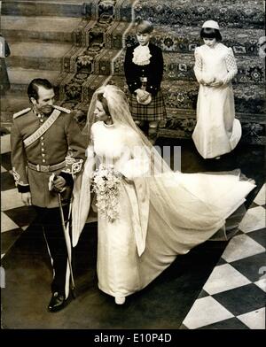 Nov. 11, 1973 - Matrimonio della principessa Anna e Capt Mark Phillips all Abbazia di Westminster. La foto mostra: Capitano Mark Phillips spire di sorridere alla sua sposa, Princess Anne Westminster, come hanno lasciato Abbey, seguita da Prince Edward, la pagina e la signora Sarah Armstrong Jones, la Damigella dopo la cerimonia di oggi. Foto Stock