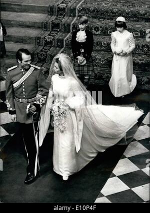 Nov. 11, 1973 - Matrimonio della principessa Anna e del Capitano Mark Phillips all Abbazia di Westminster. La foto mostra: Capitano Mark Phillips spire di sorridere alla sua sposa, Princess Anne, come hanno lasciato l'Abbazia di Westminster, seguita da Prince Edward, la pagina e la signora Sarah Armstrong-Jones, la Damigella-dopo la cerimonia di oggi. Foto Stock