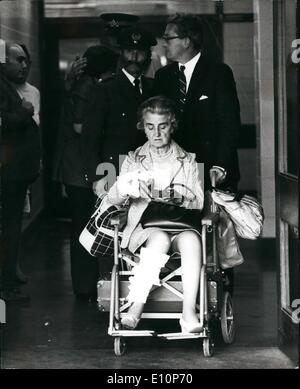 Sett. 09, 1973 - esplosione di bomba a Euston Station. Mostra fotografica di:- una donna raffigurata in una sedia a rotelle con la gamba e il braccio i Foto Stock