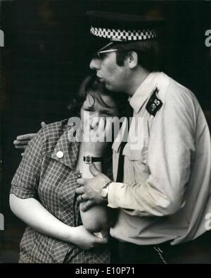 Sett. 09, 1973 - esplosione di bomba a Euston Station. Keystone Mostra fotografica di:- una polizia constable visto consolante di una ragazza che piange, dopo Foto Stock