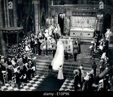 Nov. 11, 1973 - Matrimonio della principessa Anna e del capitano mark Phillips all abbazia di Westminster. foto mostra la scena nella Westminster Abbey nel corso dell odierna cerimonia nuziale. che mostra la sposa e lo sposo presso l'altare. Sul lato sinistro della principessa Anne è il Duca di Edimburgo, e sul diritto di capt. Phillips è il migliore uomo, capt. Eric motivi. Foto Stock