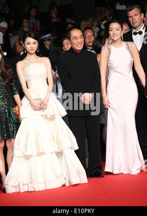 Attrice cinese Zhang Huiwen (L-R), regista cinese Zhang Yimou e attrice cinese Gong Li arrivano per lo screening di 'Gu Lai' (Coming Home) durante la 67th annuale di Cannes Film Festival di Cannes, Francia, 20 maggio 2014. Il film è presentato fuori concorso al festival che corre dal 14 al 25 maggio. Foto: Hubert Boesl/dpa - NESSUN SERVIZIO DI FILO Foto Stock