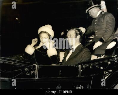 Nov. 11, 1973 - Matrimonio della principessa Anna e del Capitano Mark Phillips.: mostra fotografica di Princess Anne rimuove i residui di carta dai suoi capelli come ha lasciato Buckingham Palace con il suo sposo. Il capitano Mark Phillips sulla strada per il Royal Hospital Chelsea, dove sono state trasferendo in una vettura e di procedere al loro destinazioni. Foto Stock