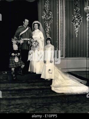 Nov. 14, 1973 - Royal Wedding: Foto Mostra la principessa Anna e il cap. Mark Philips pone nella Sala del Trono a Buckingham Palace dopo la cerimonia del matrimonio. Princess Andrew, la pagina e Sarah Armstrong-Jones, la Damigella stare con loro. Foto Stock