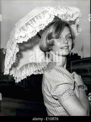 Ottobre 10, 1973 - Lee Remick per riprodurre Churchill's madre nella serie TV.: actrice americano Lee Remick è giocare Jennie Jerome, la famosa bellezza americana che divenne Lady Randolph Churchill, in una serie di sette uno-ora riproduce essendo prodotta dal Tamigi la televisione come la televisione indipendente il contributo alla celebrazione come la televisione indipendente di contibuti per le celebrazioni del centenario di Churchill anno (1974) Foto Stock