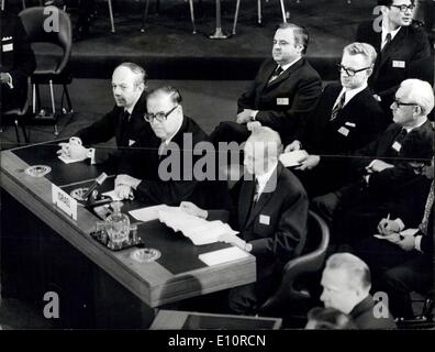 21 dicembre 1973 - Medio Oriente conferenza di pace a Ginevra ? Il Medio Oriente conferenza della pace si è aperto oggi a Ginevra. La foto mostra: il sig. Abba Eban secondo da sinistra, l'Israele il Ministro degli Esteri, raffigurato all oggi?s conferenza. H/Keystone Foto Stock