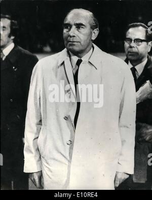 Ottobre 10, 1973 - Inghilterra non riescono a beneficiare di Monaco di Baviera.: una spietata Fronte Sir Alf Ramsey, Inghilterra del manager, passeggiate fuori il passo a Wembley la scorsa notte dopo Inghilterra disegnare 1 - 1 con la Polonia nel loro qualificazioni ai Mondiali. Il sorteggio invia attraverso la Polonia per la finalissima della Coppa del mondo a Monaco di Baviera, nel 1974. Foto Stock