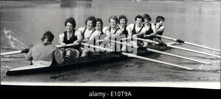 Mar 03, 1974 - Oxford Boat Race Equipaggio fuori sul Tideway. La foto mostra: Oxford boat race equipaggio raffigurata sul Tideway ieri nel corso di una gita in preparazione per l'Università boat race contro Cambridge il 6 aprile. Foto Stock