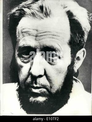 Febbraio 02, 1974 - autore russo Alexander Solzhenitsyn arriva in Germania ovest dopo la deportazione dai russi: il ribelle autore russo Alexander Solzhenitsyn, che è stato arrestato a mosca ieri, ha creato una sensazione quando ha girato fino in Germania ovest oggi dopo la notizia che era stato deportato da parte delle autorità russe. Si è detto che egli è in viaggio verso la casa di un altro vincitore del Premio Nobel, scrittore Heinrich Boell. Mostra fotografica di Alexander Solzhenitsyn che ha girato fino in Germania Ovest (picrture dal file) Foto Stock