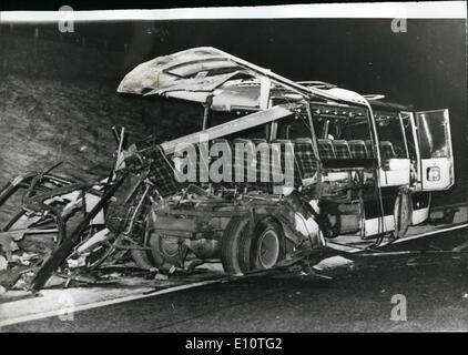 Febbraio 02, 1974 - 14 morire in bus esplosione; una donna, due bambini e otto soldati sono stati uccisi all'inizio oggi, quando una bomba Blow up un bus sull'autostrada M62, vicino a Batley, nello Yorkshire, 14 altre persone sono state ferite nell'esplosione, che si ritiene essere il lavoro del provvisorio Ira. La foto mostra la devastata la sezione posteriore del pullman in cui 11 persone morirono. Foto Stock