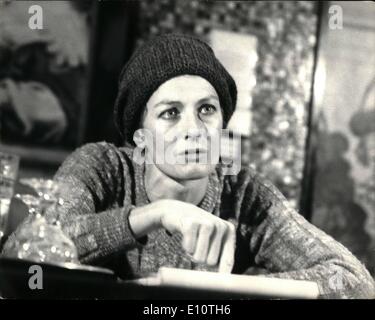 Febbraio 02, 1974 - Radical attrice Vanessa Redgrave vuole essere un p.f. per i lavoratori partito rivoluzionario. Radical attrice Vanessa Redgrave milita a favore di un nuovo ruolo - come un p.f. Ella è di essere un candidato per l'ala sinistra lavoratori partito rivoluzionario nella circoscrizione di Londra di East Ham - che è un tradizionale sede di lavoro. Oggi Vanessa era presente in occasione di una conferenza stampa tenutasi presso il nuovo Ambasciatore Hotel, Upper Woburn Place, Londra, W.G. La foto mostra: Vanessa Redgrave fa un punto durante la riunione di oggi. Foto Stock