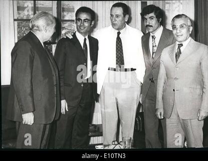 Mar 20, 1974 - Argentina e Libia buoni amici - Buenos Aires, Argentina, Marzo 20th, 1974: La recentemente stabilito relazioni commerciali tra Argentina e il mondo arabo stanno progredendo- appositamente con la Libia i rapporti sono molto intensi e qui il Presidente Generale Juan Domingo Peron (centro) e il principale gestor di intensificazione con il ''terzo politica mondiale'' sig. Jose Lopez Rega (sinistra) sono in posa con i rappresentanti di Libia. Foto Stock