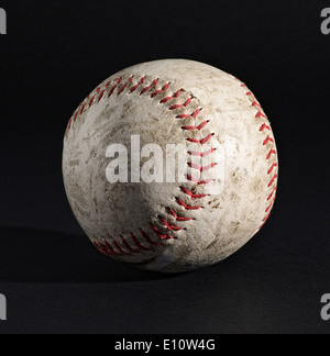 Vecchia di baseball in pelle su sfondo nero Foto Stock