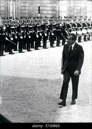 Apr. 07, 1974 - Richard Nixon arriva nel cortile dell'Elysee Palace dove i soldati onore di lui. Nixon è venuto a Parigi per assistere ad una cerimonia di omaggio dato a Georges Pompidou a Notre Dame. Egli è stato ricevuto all'Elysee Palace da Alain Poher, il presidente ad interim. Foto Stock