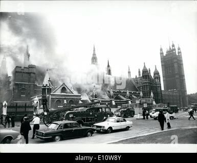 Giugno 06, 1974 - bomba esplode alla House of Commons, una bomba è esplosa alla House of Commons questa mattina e Westminster Hall è stato acceso. La foto mostra questa immagine presa a 8:40 di questa mattina da Piazza del Parlamento, mostra di fumo e di fiamme risultanti dopo l'esplosione. Foto Stock