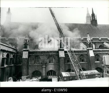 Giugno 06, 1974 - bomba esplode al Parlamento: una bomba è esplosa in mattinata il House of Commons causando un grave Biagio presso l'antica Westminster Hall. La foto mostra la scena come vigili del fuoco combattono il blaze nella Westminster Hall, a seguito di questa mattina di esplosione di bomba. Foto Stock