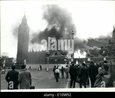 Giugno 06, 1974 - bomba esplode alla House of Commons. Una bomba è esplosa alla House of Commons questa mattina e Westminster Hall è stato acceso. Keystone Foto Mostra: questa foto scattata a 8.40 dalla piazza del Parlamento questa mattina, mostrando le fiamme e il fumo insorto dopo l esplosione. Foto Stock