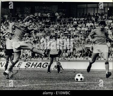 Giugno 19, 1974 - Coppa del Mondo di calcio in Germania. Holland beat Uruguay 2-0. La foto mostra: Johnny Rep (sinistra) visto il punteggio per Holland durante il loro 2-0 conquistare Uruguay, nella Coppa del Mondo di calcio di sabato. H/Keystone Foto Stock