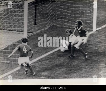 Giugno 26, 1974 - Germania Est batte la Germania Ovest 1-0: Germania Est battere la Germania Ovest da 1-0 nel loro mondo Cup match in Hamburg sabato scorso. Mostra fotografica di Oriente giocatore tedesco Weise (sinistra), impedisce un obiettivo, guardato dai suoi compagni di squadra Kreische (destra) e goalkeepr Croy. Foto Stock