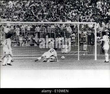 Giugno 26, 1974 - Coppa del Mondo di calcio. Scozia fuori concorso ? Scozia?s le speranze di vincere la Coppa del mondo si è conclusa a Francoforte lo scorso sabato, quando essi hanno attinto 1-1 con la Iugoslavia. La foto mostra: questa è stata la scena come la Jugoslavia ha segnato il loro obiettivo da Karasi (non in foto). H/Keystone Foto Stock