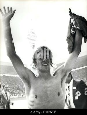 Lug. 01, 1974 - Coppa del Mondo di calcio. Holland battere E. Germania 2-0. Il volto della vittoria. Un piacere Johnny Rep nella foto dopo aver aiutato il suo team Holland per battere la Germania Est nel loro mondo cup match - che in Olanda ha vinto 2-0 Foto Stock