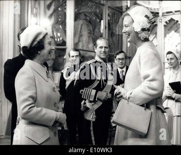 Apr. 30, 1974 - La Regina Margrethe qui sulla visita di Stato: Regina Margrethe di Danimarca, accompagnata dal marito Principe Henrik, arrivato oggi per quattro giorni di visita di Stato. Sono arrivati a Greenwich a bordo della Royal Danish Yacht, Dannabrog, dove sono stati accolti dal principe Filippo. Hanno viaggiato in macchina per Home Park, Windsor, dove sono stati accolti da H.M. La regina ed hanno guidato al castello di Windsor in un aperto landan. La foto mostra era tutto sorrisi come la Regina Elisabetta II (sinistra) e la Regina Margrethe arrivati al Castello di Windsor di oggi. Il principe Filippo è visto in centro. Foto Stock