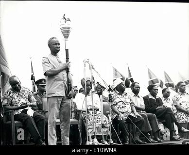 Lug. 07, 1974 - un momento solenne durante le celebrazioni TANU: Presidente Nyerere tenere aloft la Uhuru (Libertà) fiaccola che erano stati portati in tutta la Tanzania da relè di guide di scorrimento. Sulla sua destra: Presidente Kaunda. Alla sua sinistra: Sig.ra Kaunda, Primo Ministro Rashidi Kawawa, del Frelimo Samora Machel e Ex-President Obote. Credits: Camerapix Foto Stock