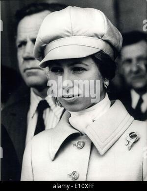 11 maggio 1974 - Princess Anne assiste la messa in funzione la cerimonia della Royal Navy la nuova turbina fregata HMS: Amazon, prima della Royal Navy della nuova turbina a gas tipo 21 fregate, è stato commissionato a Southampton Docks oggi in presenza della principessa Anne, che ha lanciato la nave in aprile 1971. La foto mostra il Princess Anne erano questa corrispondenza cappotto e cappello quando lei ha partecipato alla cerimonia di messa in esercizio a Southampton Docks oggi. Foto Stock