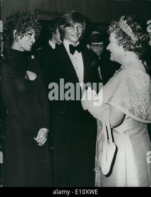 Giugno 06, 1974 - Regina Madre incontra Raquel Welch: Queen Elizabeth la Regina madre parlando di Raquel Welch, una delle stelle dei Tre Moschettieri, prima della proiezione del film presso il Royal Film Performance tenutosi la scorsa notte al Odeon Leicester Square. Accanto a Miss Welch (che gioca ''Madame Bonanmcieux''), nella presentazione line-up è Michael York, del film ''D'Artagnan' Foto Stock