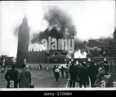 Giugno 06, 1974 - bomba esplode alla House of Commons :una bomba è esplosa alla House of Commons questa mattina e Westminster Hall è stato acceso.Foto mostra questa immagine presa a 8.40 dalla piazza del Parlamento questa mattina che mostra le fiamme e il fumo insorto dopo l esplosione. Foto Stock