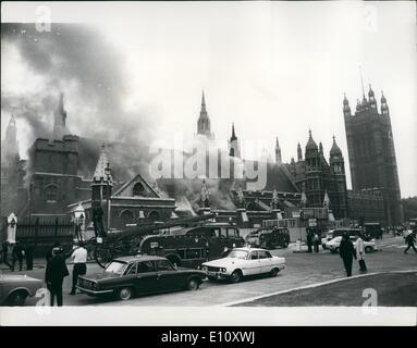 Giugno 06, 1974 - bomba esplode alla House of Commons: una bomba è esplosa alla House of Commons questa mattina e Westminster Hall è stato acceso. La foto mostra: Questa immagine, prese a 8.40 di questa mattina da Piazza del Parlamento, mostra di fumo e di fiamme risultanti dopo l'esplosione. Foto Stock