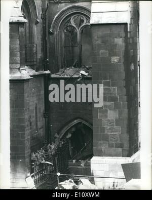 Giugno 06, 1974 - bomba esplode al Parlamento: una bomba è esplosa questa mattina alla House of Commons, causando un grave incendio presso l'antica Westminster Hall. La foto mostra due finestre soffiata dall'esplosione di questa mattina di esplosione. Foto Stock