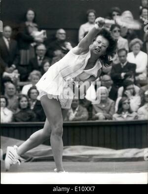 Giugno 06, 1974 - Wimbledon Tennis CHAMPIONSHIPS BILLY JEAN KING (USA) VERSUS KATHY MAGGIO (USA) Mostra fotografica di:- BILLY JEAN KING in gioco durante la sua partita contro KATHY maggio sul Centre Court oggi. Foto Stock