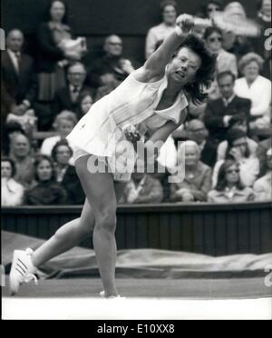 Giugno 06, 1974 - Wimbledon Tennis Championships Billy Jean King (USA) Versus Kathy Maggio (USA). Mostra fotografica di Billy Jean King in gioco durante la sua partita contro Kathy maggio sul Centre Court oggi. Foto Stock