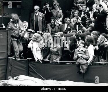 Giugno 06, 1974 - Wimbledon Tennis campionati. B. Borg (Svezia) versus R.caso (Australia). Mostra fotografica di Bjorn alesaggio, della Svezia, il teeny-boppers tennis idolo, entra la corte a Wimbledon per la sua partita contro il caso di Ross, dell'Australia, guardato dalla sua ammirando i giovani tifosi. Foto Stock