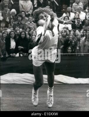 Giugno 06, 1974 - Wimbledon Tennis campionati: B. Borg (Svezia) Versus R. caso ( Australia). Mostra fotografica di Bjorn Borg (Svezia) visto in azione durante la sua partita contro Ross caso ( Australia) oggi. Foto Stock