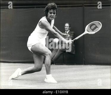 Giugno 06, 1974 - Wimbledon Tennis Championships sig.ra N. Schaar Holland Versus Miss E. Goolagong Australia. Mostra fotografica di Miss E. Foto Stock