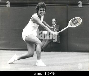 Giugno 06, 1974 - Wimbledon Tennis Championships sig.ra N. Schaar (Olanda) Versus Miss E. Goolagong (Australia). Mostra fotografica di Miss E. Goolagong (Australia) gioco durante la sua partita contro la sig.ra N. Schaar (Olanda) oggi. Foto Stock