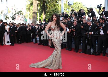 Indian attrice Aishwarya Rai Bachchan assiste la proiezione del film "eux Jours, Une Nuit' (due giorni e una notte) durante la 67th annuale di Cannes Film Festival di Cannes, Francia, 20 maggio 2014. Il film è stato presentato nella competizione ufficiale del festival che corre dal 14 al 25 maggio. Foto: Hubert Boesl/dpa - NESSUN SERVIZIO DI FILO Foto Stock