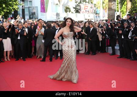 Indian attrice Aishwarya Rai Bachchan assiste la proiezione del film "eux Jours, Une Nuit' (due giorni e una notte) durante la 67th annuale di Cannes Film Festival di Cannes, Francia, 20 maggio 2014. Il film è stato presentato nella competizione ufficiale del festival che corre dal 14 al 25 maggio. Foto: Hubert Boesl/dpa - NESSUN SERVIZIO DI FILO Foto Stock