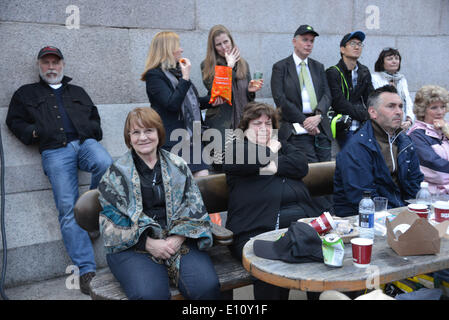 Londra, Regno Unito. Il 20 maggio 2014. Centinaia assiste l'estate grandi schermi : The Royal Opera La traviata a Trafalgar Square a Londra. Foto di vedere Li/Alamy Live News Foto Stock