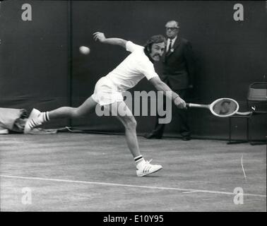 Giugno 06, 1974 - il giorno di apertura del torneo di Wimbledon Tennis Championship G. Goven (Francia) Versus J. Newcombe (Australia): mostra fotografica di J. Newcombe (Australia) nel giocare contro G. Goven (Francia) durante il loro match di oggi. Foto Stock