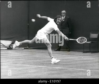 Giugno 06, 1974 - il giorno di apertura del torneo di Wimbledon Tennis championships G. Goven Francia contro J. Newcombe Australia . Mostra fotografica Foto Stock