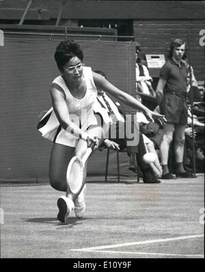 Giugno 06, 1974 - Wimbledon Tennis CHAMPIONSHIPS MISS SAWAMATSU (JAP) batte MISS HELDMAN (USA) Mostra fotografica di MISS SAWAMATSU del Giappone visto in azione sul Centre Court oggi quando ha battuto MISS HELPMAN d'America 6-4 6-4. Foto Stock